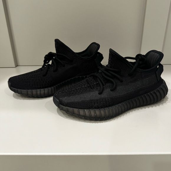 Yeezy Boost 350 V2 in Onyx - Picture 2 of 5